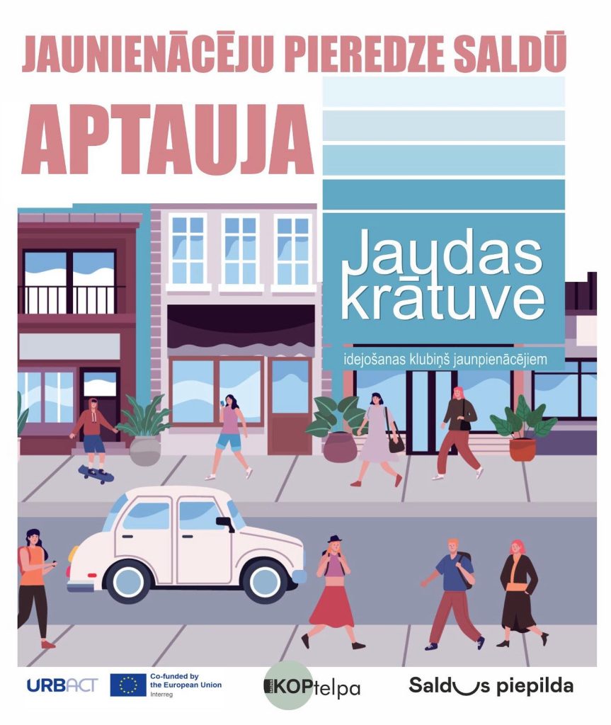 Ilustrēts pilsētas skats ar cilvēkiem, kas pastaigājas pa ielu, runā pa telefonu, brauc ar skrituļdēli un iet gar veikaliem. Attēla augšdaļā liels virsraksts: “Jaunienācēju pieredze Saldū — APTAUJA”. Labajā pusē zilā blokā teksts: “Jaudas krātuve — idejošanas klubiņš jaunpienācējiem”. Apakšā redzami URBACT, Eiropas Savienības, KopTelpas un "Saldus piepilda" logotipi.