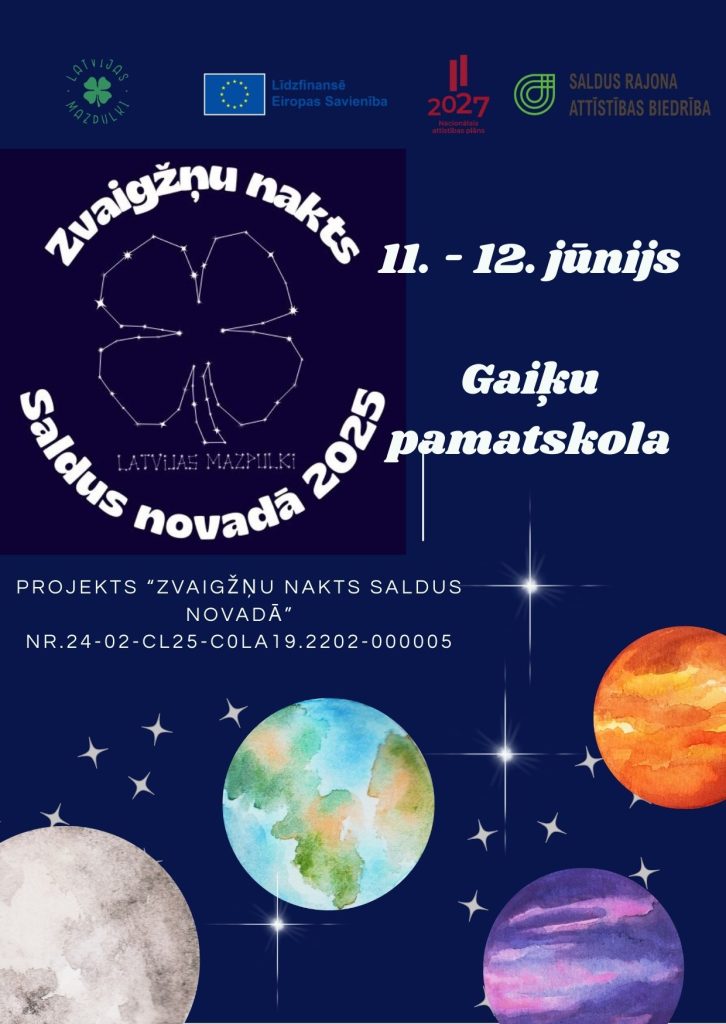 Plakāts projektam "Zvaigžņu nakts Saldus novadā", kas notiks 11.-12. jūnijā Gaiķu pamatskolā. Tumši zilā fonā redzams četrlapu āboliņa zvaigznāja zīmējums ar uzrakstu "LATVIJAS MAZPULKI" un planētu akvareļu ilustrācijas. Augšpusē izvietoti ES, 2027 nacionālā attīstības plāna un Saldus rajona attīstības biedrības logo. Plakātā norādīts projekta numurs NR.24-02-CL25-C0LA19.2202-000005. Dizains apvieno astronomijas tēmu ar izglītības elementiem.